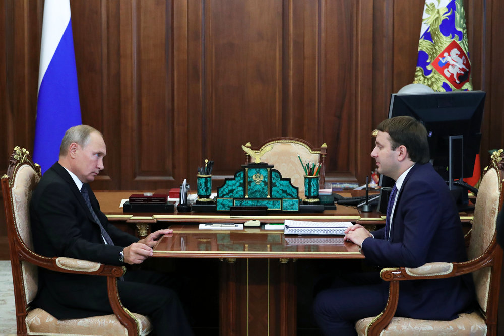 Путину рассказали об устойчивом рубле и росте зарплат