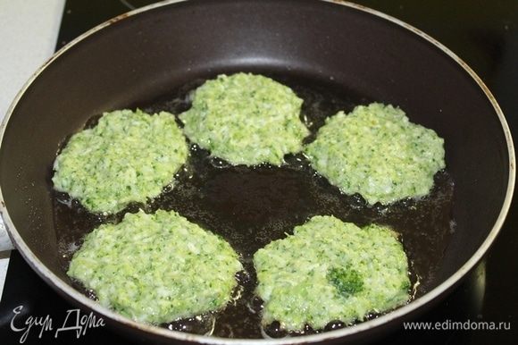 Ложкой выкладывать массу на разогретую с маслом сковороду. Обжаривать до золотистости с каждой стороны. Ложкой выкладывать массу на разогретую с маслом сковороду. Обжаривать до золотистости с каждой стороны.