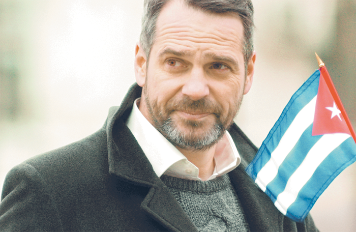 Павел Делонг сейчас самый известный в России польский актер. В «Сальсе» он сыграл чиновника, способного решить любую проблему Павел Делонг сейчас самый известный в России польский актер. В «Сальсе» он сыграл чиновника, способного решить любую проблему