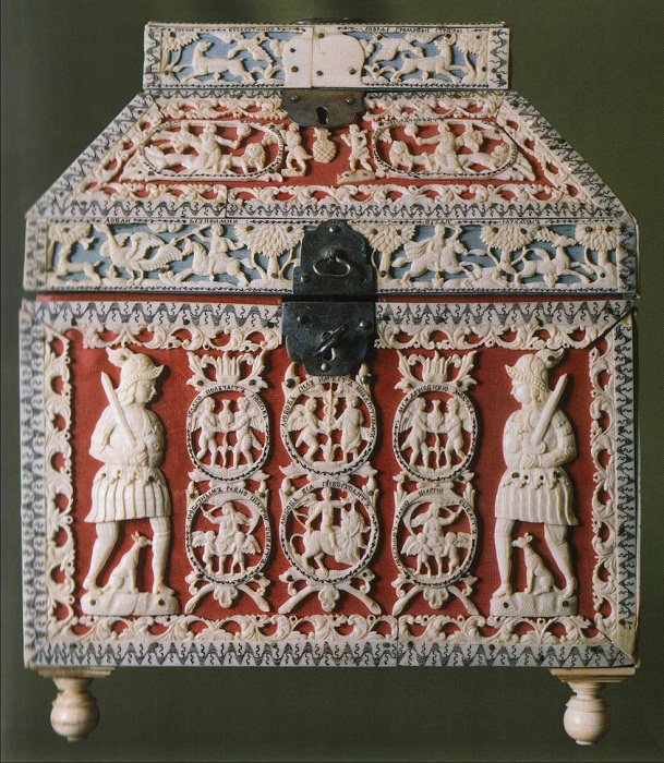 Ларец-теремок свадебный Русский Север. 1770-1780-е. Дерево, моржовый клык, ткань, серебро, бумага. Ажурная, рельефная, токарная резьба, гравировка. ГИМ Ларец-теремок свадебный Русский Север. 1770-1780-е. Дерево, моржовый клык, ткань, серебро, бумага. Ажурная, рельефная, токарная резьба, гравировка. ГИМ
