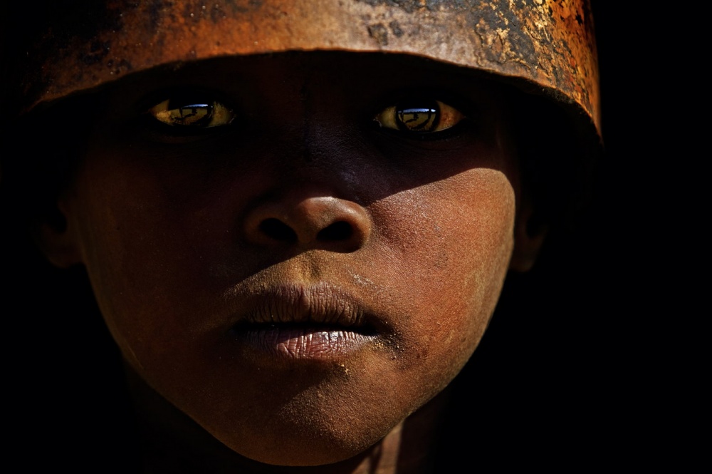 20-photographs-that-look-at-you-artnaz-com-2