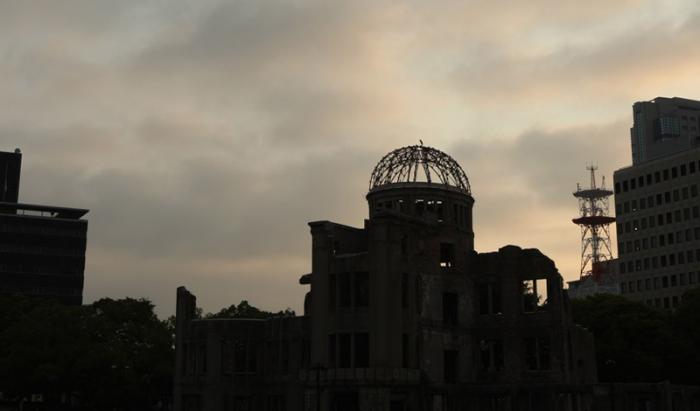 Хиросима Мемориальный парк Хиросимы посвящен памяти десяткам тысяч погибших людей. Здесь построен специальный центр посещений, А-Bomb Dome, расположенный непосредственно в эпицентре взорвавшейся бомбы. Люди со всего мира съезжаются сюда, чтобы отдать дань уважения погибшим и отправить несколько бумажных журавликов плавать по специально построенному водохранилищу.