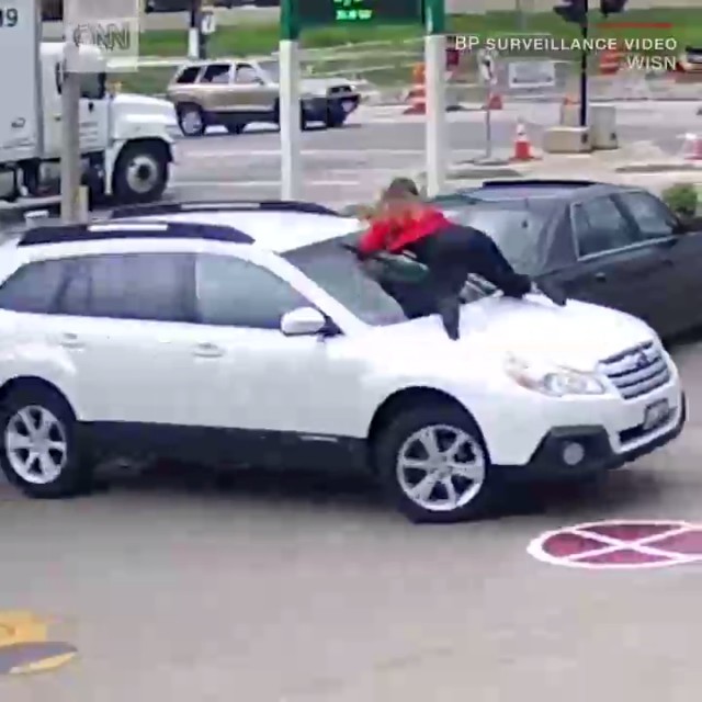 Девушка отбила свой автомобиль у угонщиков Девушка отбила свой автомобиль у угонщиков