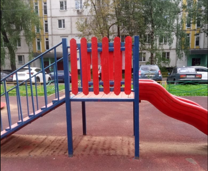 Детскую площадку привели в порядок во дворе на Костромской