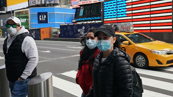 Люди в медицинских масках на улице Нью-Йорка Ничего удивительного. США предрекли двукратный рост заболеваемости COVID