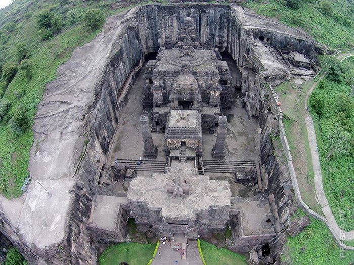 Храм начали вырезать из горной породы с его вершины (Храм Кайласанатха, Индия). | Фото: pressa.tv.