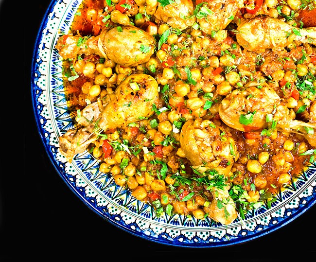 сервировка и подача жаркого с курицей и нутом сервировка и подача жаркого с курицей и нутом