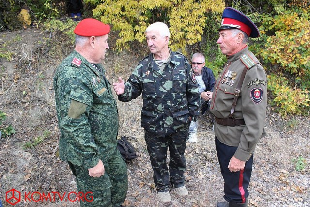 Инициатор установки памятника – феодосиец Виктор Кушин обсуждает с руководителем юнармейцев Владимиром Перминовым (слева) планы на будущее