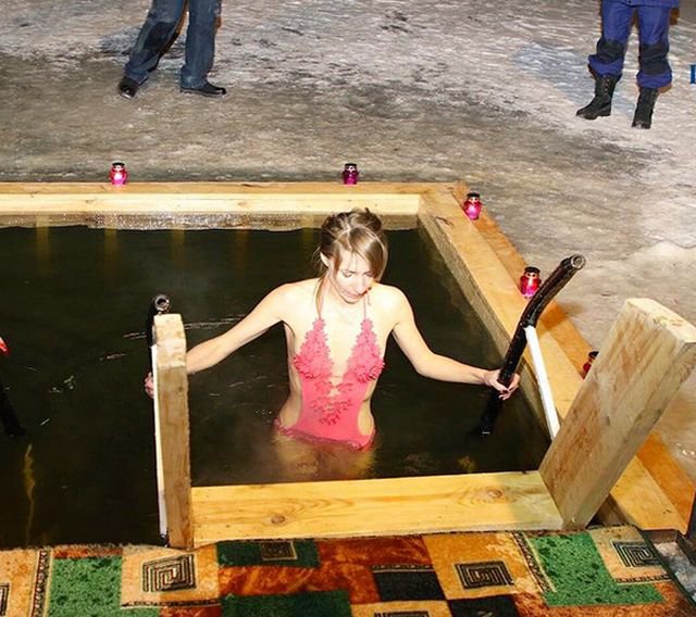 Девушки на крещенских купаниях (22 фото)