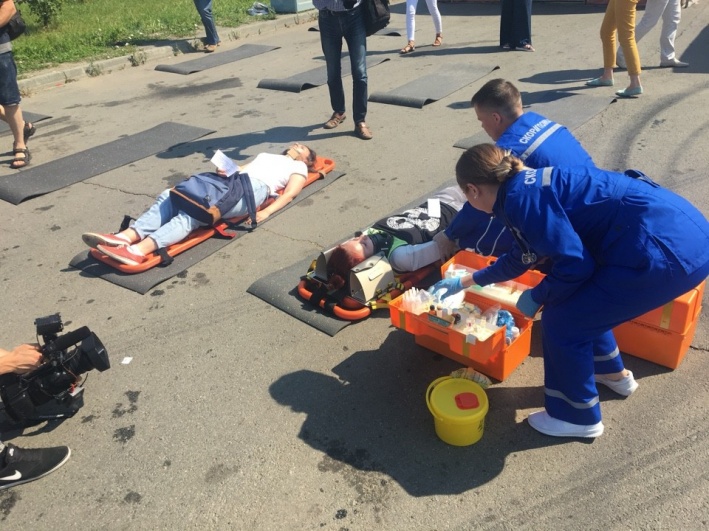 Квалифицированную медпомощь окажут прибывшие врачи, задача водителей — обезопасить место и вызвать экстренные службы Квалифицированную медпомощь окажут прибывшие врачи, задача водителей — обезопасить место и вызвать экстренные службы