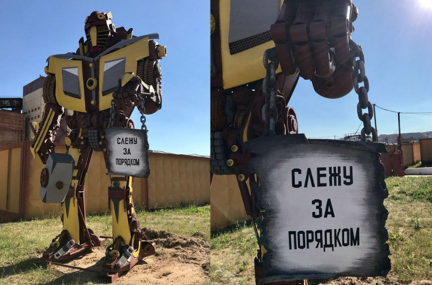 Умельцы из Беларуси сделали фигуру робота из деталей списанного авто Умельцы из Беларуси сделали фигуру робота из деталей списанного авто