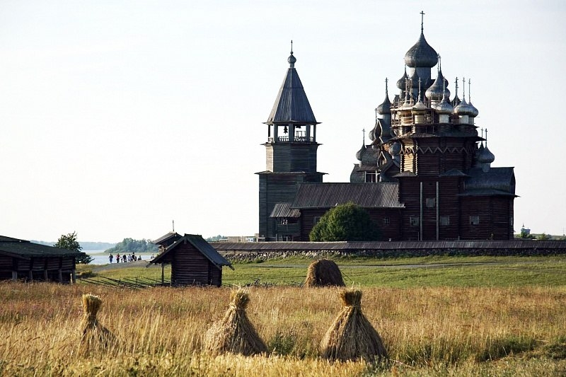 Кижский Погост две церкви колокольня и