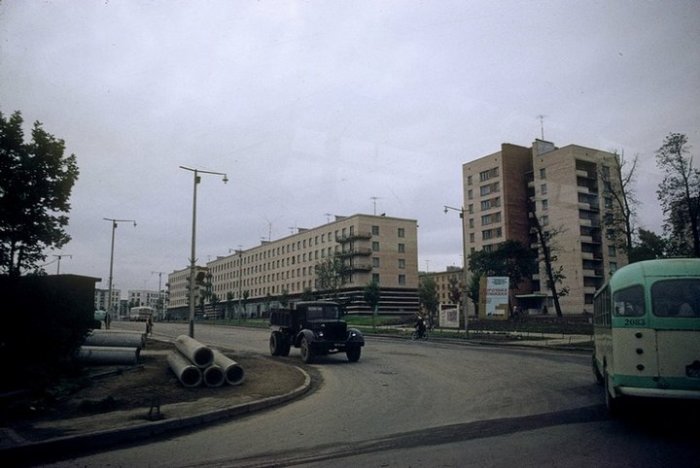 Автобусы, наравне с трамваями, были самым распространенным городским транспортом. Автобусы, наравне с трамваями, были самым распространенным городским транспортом.