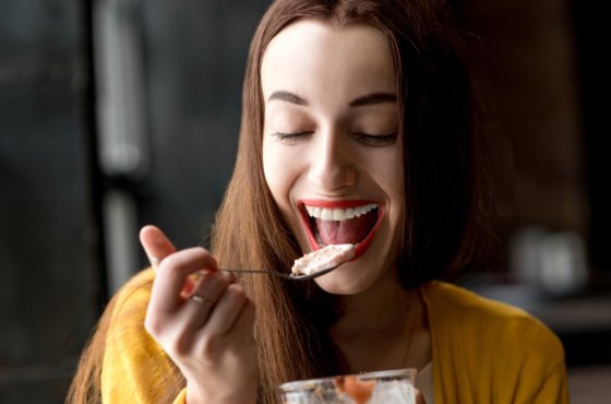 Губит кишечник, образуя дыру: Врач назвал еду, опаснее сахара и жареного