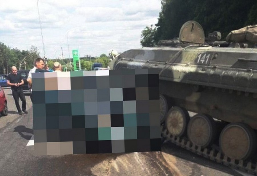 На выезде из Гродно БМП наехала на легковой автомобиль
