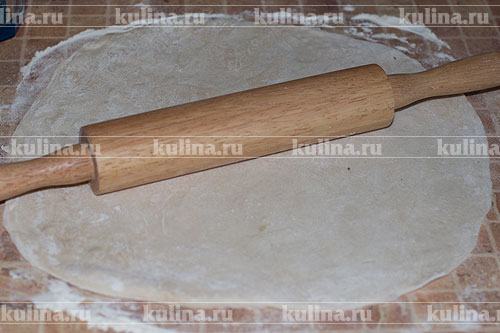 Пицца с баклажанами Тесто для пиццы раскатать в круглый пласт.