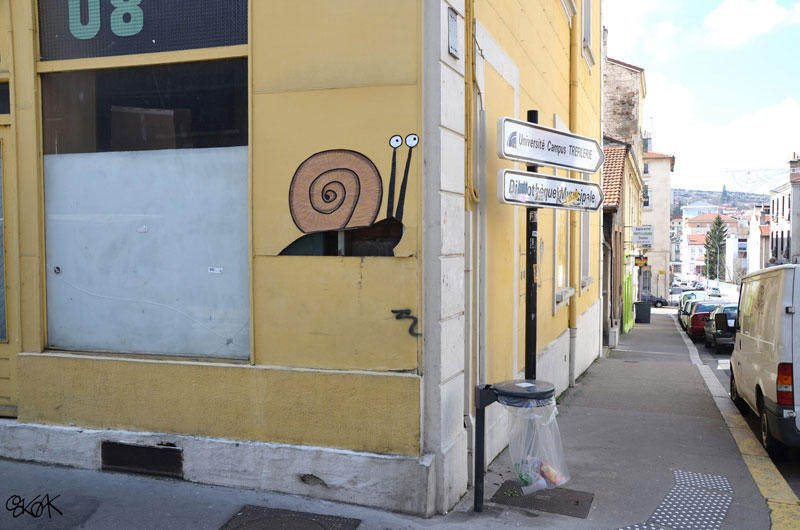 Уличное искусство, играющее с окружающей средой