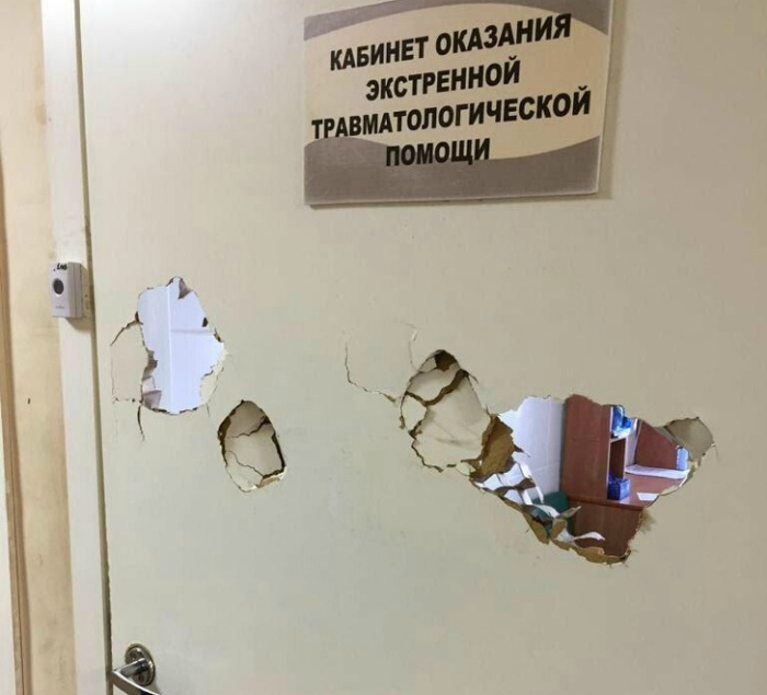 Аттракцион «Испытай силу своего удара». | Фото: AdMe. Отборные фотографии, которые точно характеризуют особенности наших поликлиник