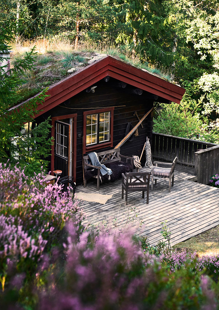 Стильный деревянный домик в чаще леса в Швеции