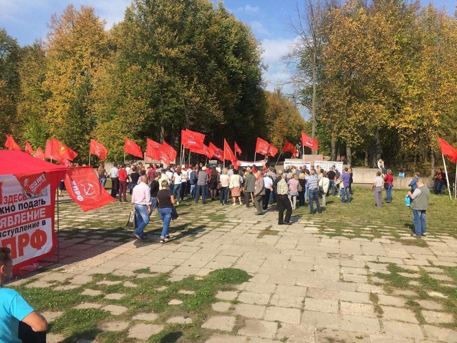 Пенсионный митинг КПРФ в Петербурге собрал 300 участников