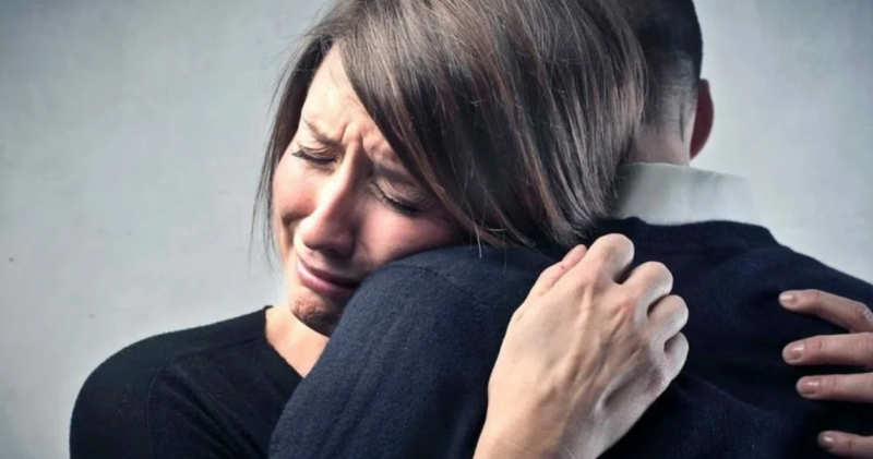 «Обнять и плакать»: как появилась популярное у современной молодежи выражение