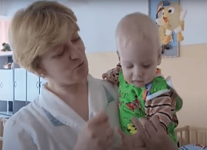 Люди усыновили ребенка без одной руки и ножек. Теперь он уже ходит в школу!