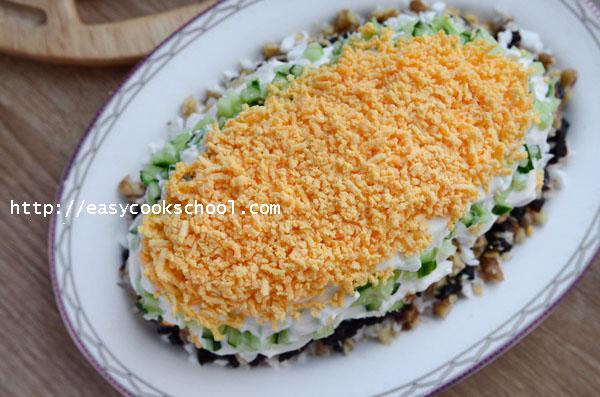 Салат с черносливом и курицей и огурцом и слоями Салат с черносливом и курицей и огурцом и слоями