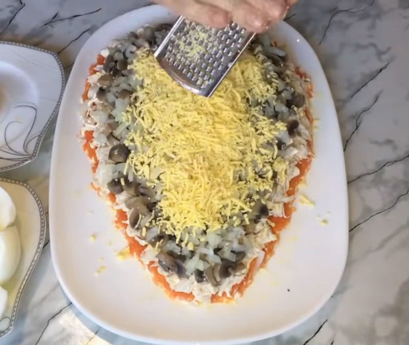 Нежный и вкусный салат «Мышка»: абсолютный хит праздничного стола Нежный и вкусный салат «Мышка»: абсолютный хит праздничного стола