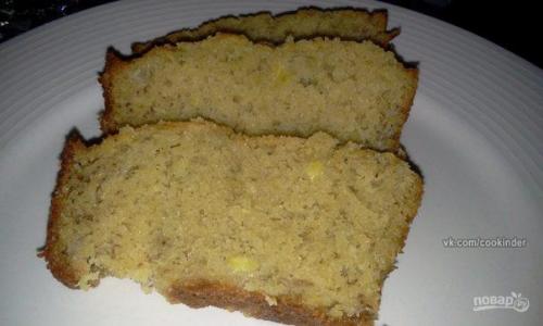 Простой пирог с бананом и сгущенкой. Простой пирог с бананом и сгущенкой.