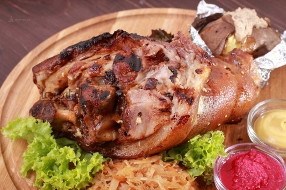 Вкуснейшая свиная рулька
