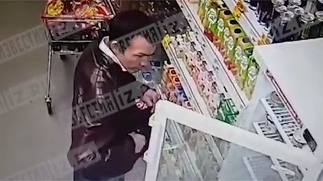 Видео: Молодой человек украл 24 банки икры из московского супермаркета