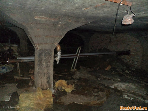 Коммуникации ведут из какого-то заложенного помещения