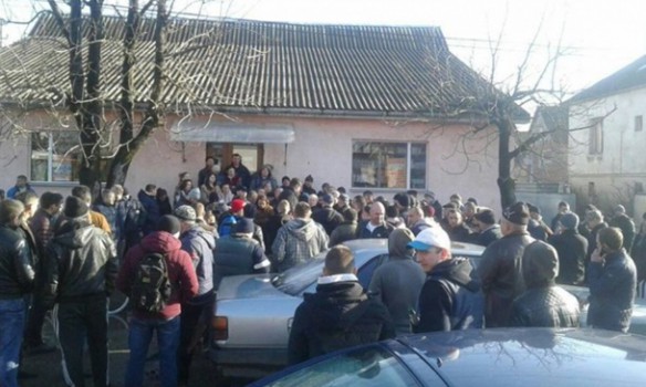 В Закарпатской области более 200 человек митингуют с требованием отремонтировать дорогу