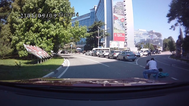 Яжемать в Сочи потеряла детей из багажника Яжемать в Сочи потеряла детей из багажника