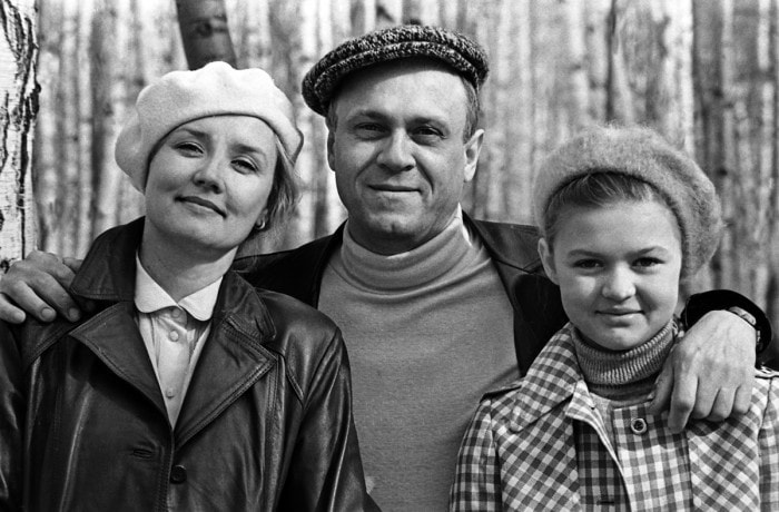 Вера Алентова с мужем, режиссером Владимиром Меньшовым, и дочерью Юлей | Фото: newrezume.org Вера Алентова с мужем, режиссером Владимиром Меньшовым, и дочерью Юлей | Фото: newrezume.org