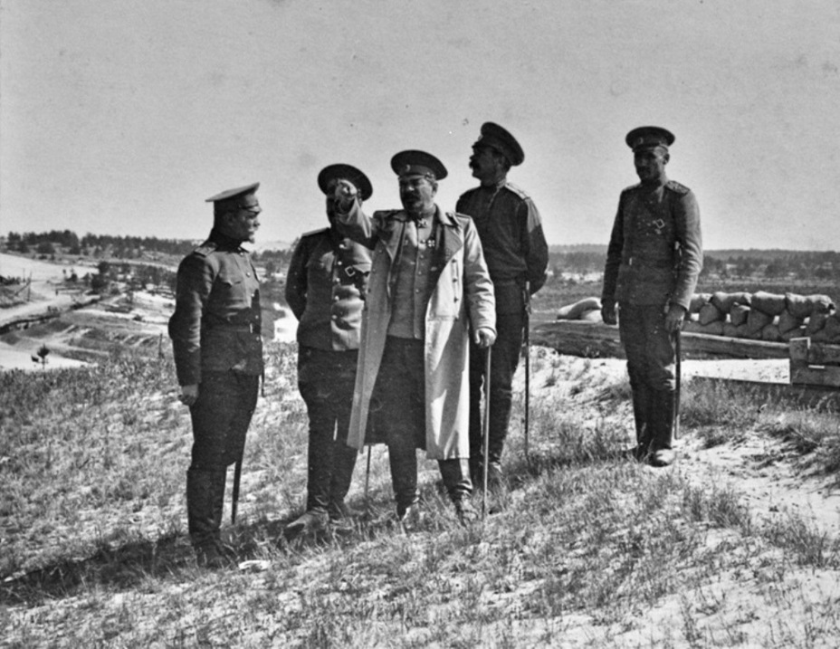 Слева направо: комендант Нового форта капитан Окороков, военинженер капитан Иванов, начальник 3-го отдела обороны капитан Володкевич, фельдфебель крепостной артиллерии. В центре – комендант крепости генерал-майор Н. А. Бржозовский Источник – corporatelie.livejournal.com