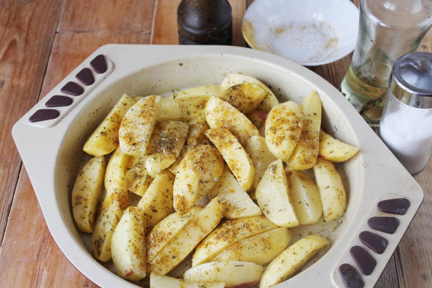Картофель брусочками в духовке
