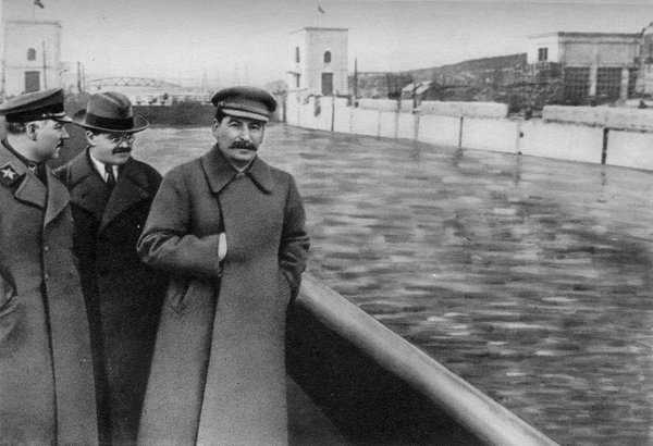 После ареста Ежова, он исчезает с фотографии со Сталиным, что ещё раз подтверждает то, что фотошопом тогда уже владели, а следовательно не было нужды Сталину искать наркома НКВД ниже себя, для фотогеничности.