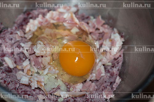 Котлеты из фасоли Вбить яйцо.