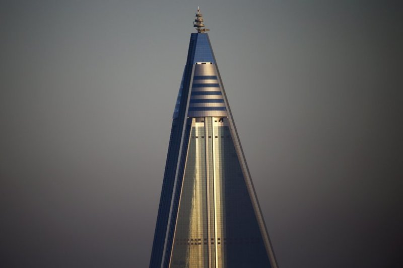  Верхушка 105-этажной гостиницы "Рюгён" (так когда-то назывался Пхеньян). 330 метров — это тебе не жук чихнул! архитектура, здание, красота, мире, северная корея