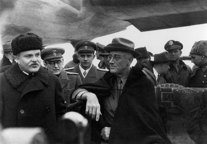 Павлов (второй слева) переводит разговор Молотова с Рузвельтом, который прилетел на конференцию в Ялту Павлов (второй слева) переводит разговор Молотова с Рузвельтом, который прилетел на конференцию в Ялту