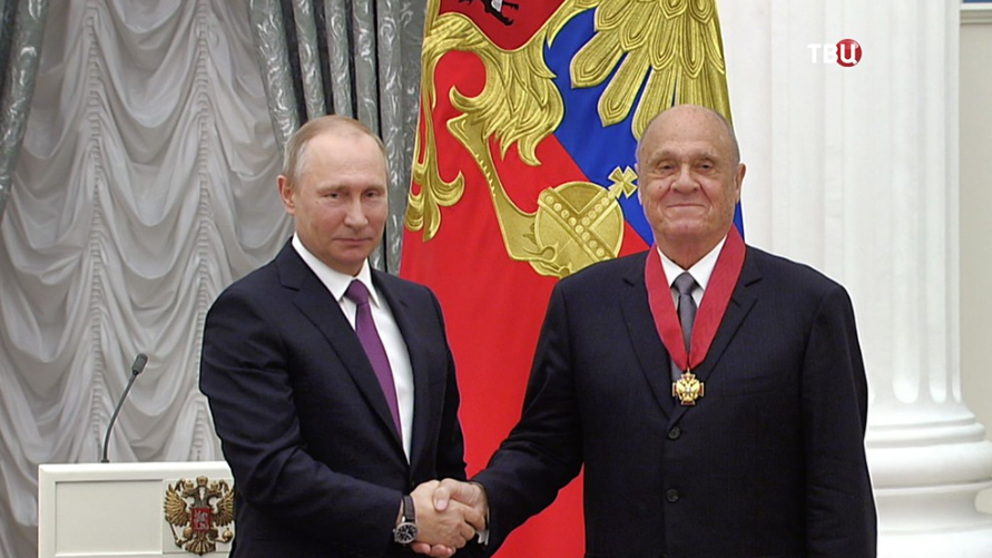 Актер Меньшов обратился к Путину со словами "Хватит помогать олигархам, помогите бедным" Актер Меньшов обратился к Путину со словами "Хватит помогать олигархам, помогите бедным"