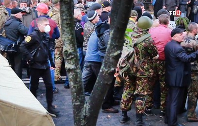 У стен Рады увеличилось число митингующих У стен Рады увеличилось число митингующих