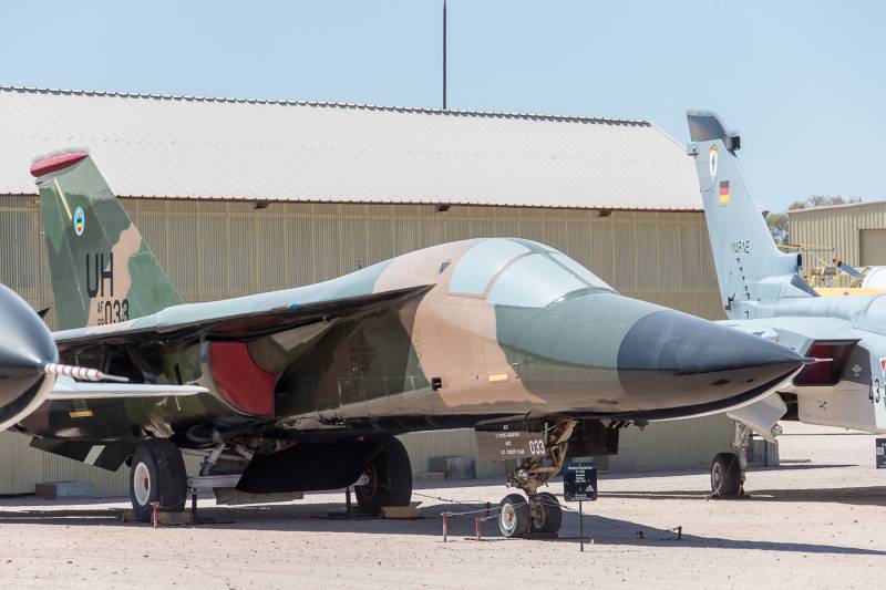 Тактический бомбардировщик General Dynamics F-111 Aardvark Тактический бомбардировщик General Dynamics F-111 Aardvark