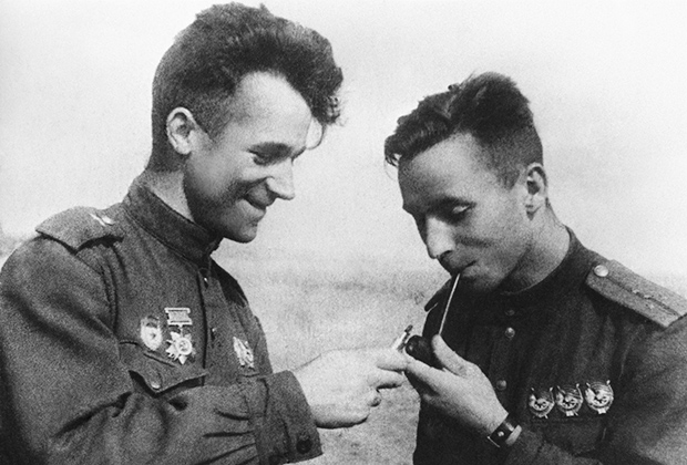 Летчики-истребители Виталий Попков (слева) и Иван Лавейкин