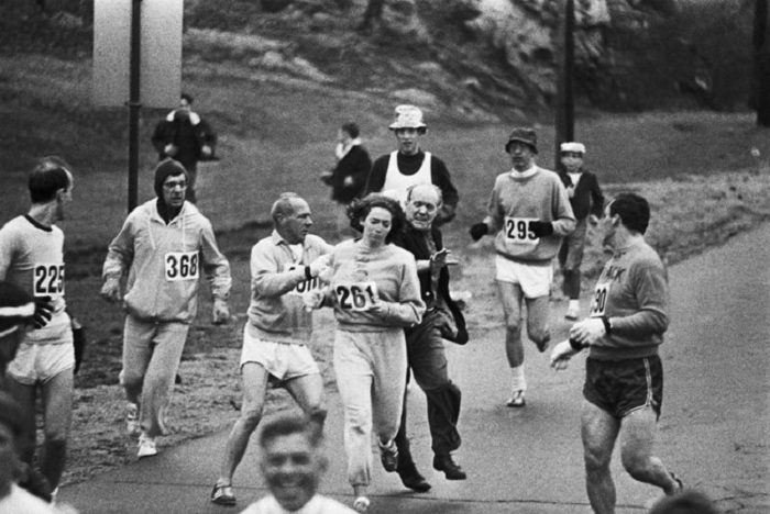 Кэтрин Швитцер (Kathrine Switzer) стала первой женщиной, пробежавшей Бостонский марафон, несмотря на попытки организатора остановить ее. Кэтрин Швитцер (Kathrine Switzer) стала первой женщиной, пробежавшей Бостонский марафон, несмотря на попытки организатора остановить ее.