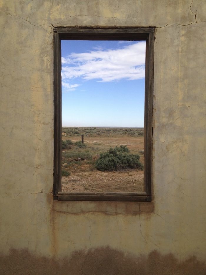 Это не картина на стене, а вид из выбитого окна покинутого дома в австралийской глубинке большое в малом, волшебные картинки, волшебный фонарь, картина, неожиданно, оптическая иллюзия, увидеть мир другим, фото