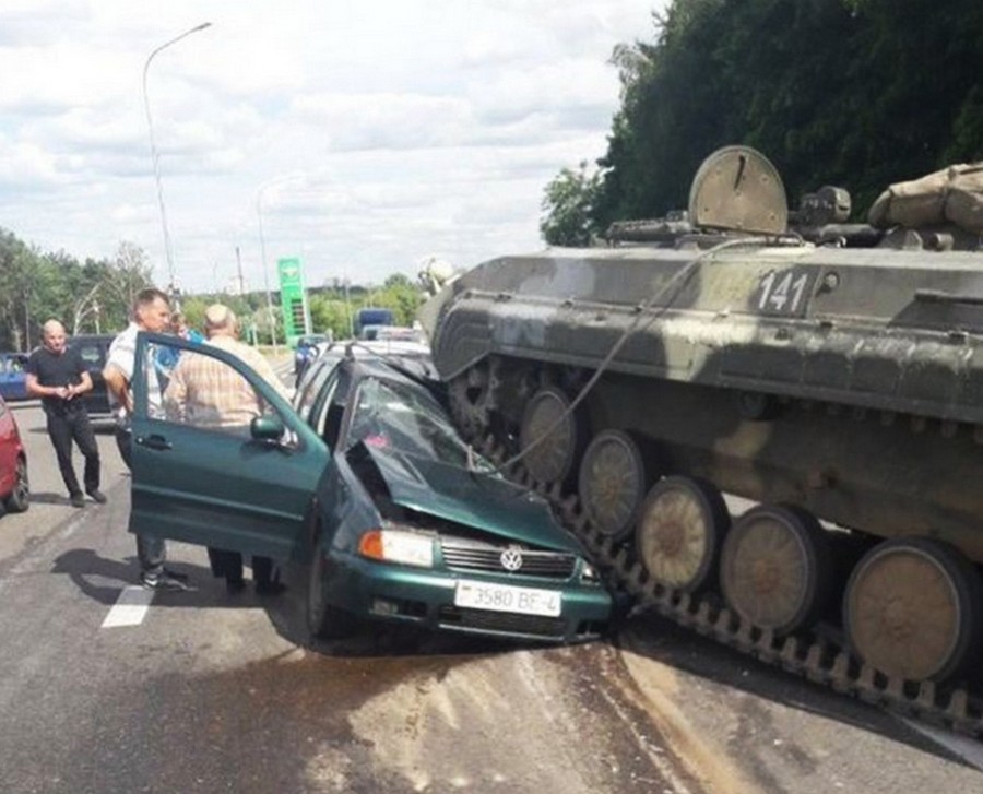На выезде из Гродно БМП наехала на легковой автомобиль