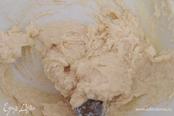 Растереть размягченное масло с сахаром, корицей и ванилином. Растереть размягченное масло с сахаром, корицей и ванилином.