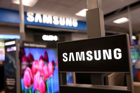 Samsung Electronics va fusionner ses divisions d'appareils mobiles et d'électronique grand public et a entrepris de remanier sa direction pour simplifier sa structure et centrer ses efforts sur ses activités de semi-conducteurs, a annoncé mardi le groupe sud-coréen. /Photo prise le 22 novembre/REUTERS/Andrew Kelly Samsung Electronics va fusionner ses divisions d'appareils mobiles et d'électronique grand public et a entrepris de remanier sa direction pour simplifier sa structure et centrer ses efforts sur ses activités de semi-conducteurs, a annoncé mardi le groupe sud-coréen. /Photo prise le 22 novembre/REUTERS/Andrew Kelly